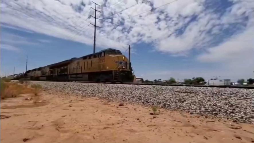 貨運(yùn)火車小伙運(yùn)貨火車視頻