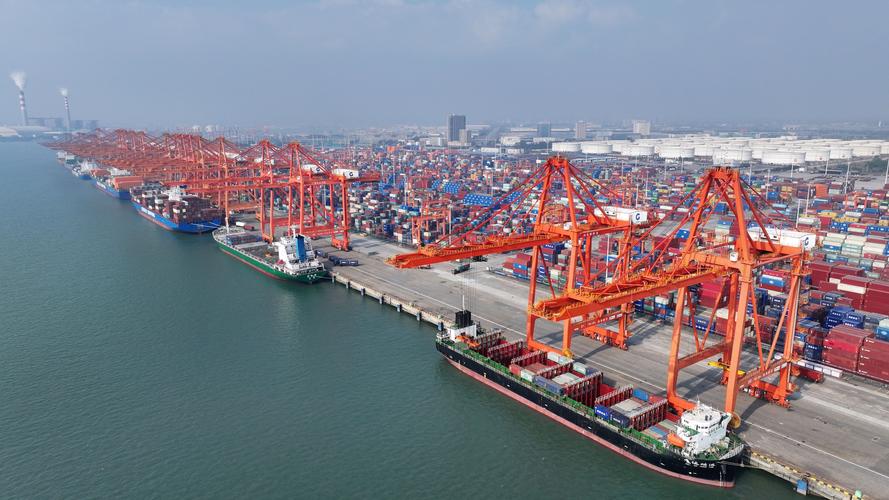 碼頭貨運(yùn)現(xiàn)場(chǎng)碼頭貨運(yùn)現(xiàn)場(chǎng)圖片