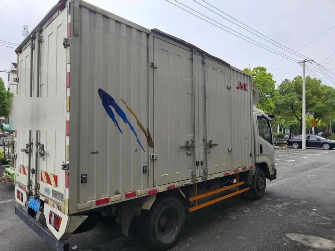 物流箱貨運(yùn)物流廂式貨車(chē)圖片